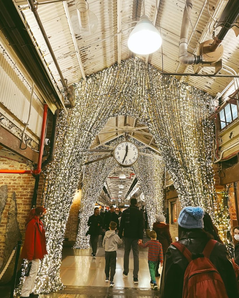 Lights in an archway inside the Chelsea Market in heals NYC