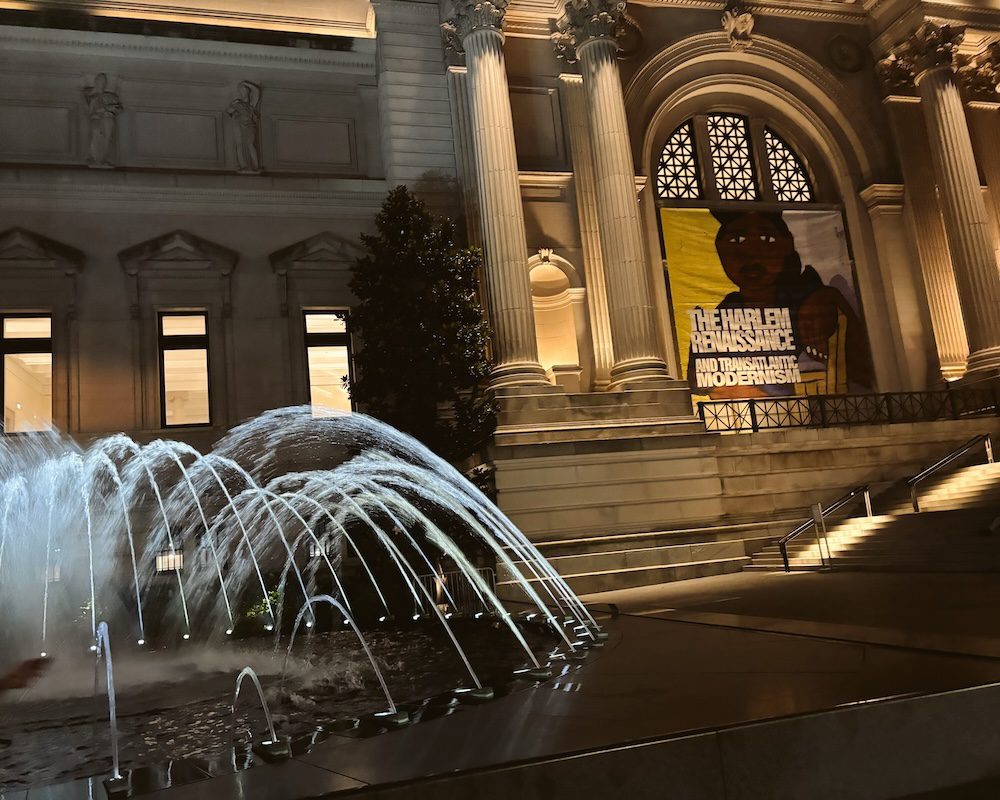 Nightime view of the fountain in front of the Metropolitan Museum of New York