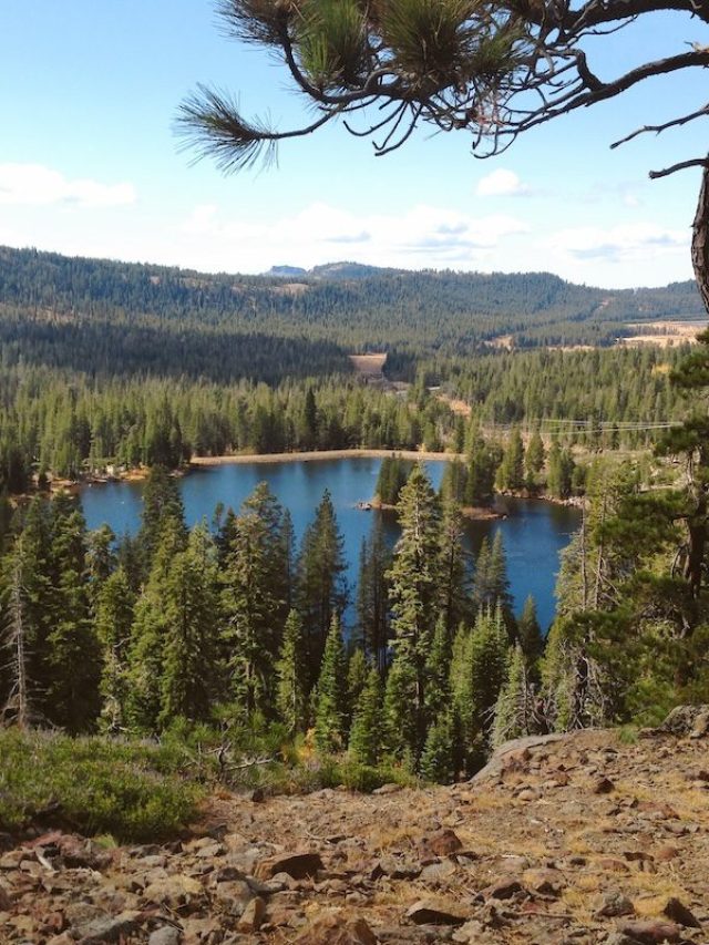 A view from the Sierra Mountains overlooking a lake