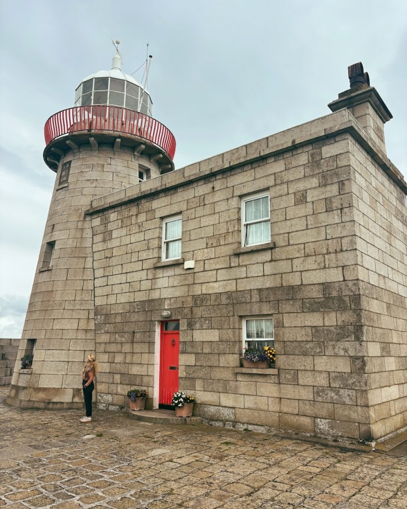 Carrie Green-Zinn in front of the lighthouse in Howth